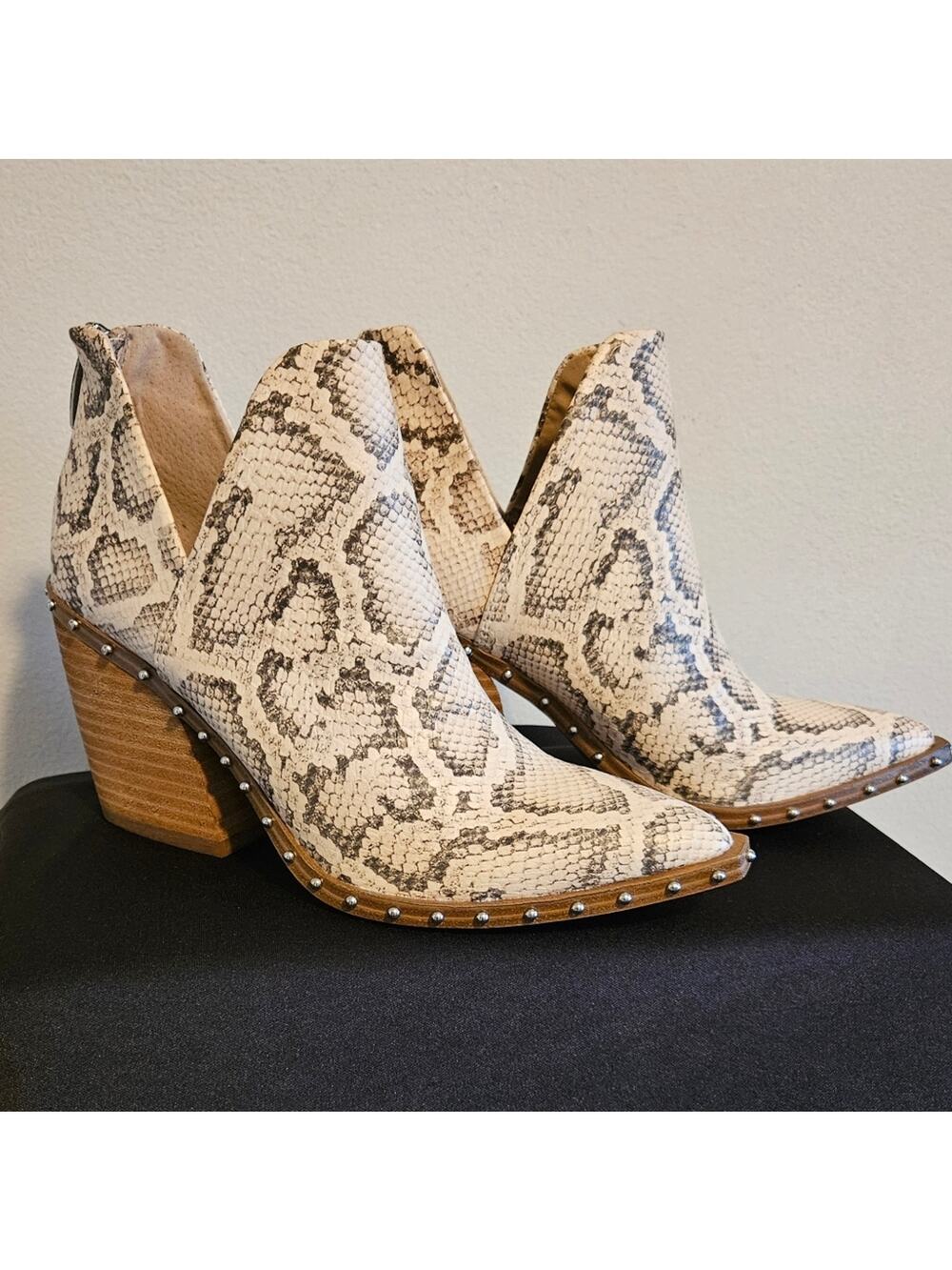Snakeskin cowboy bootie with silver studs Steve Madden CAMRYN  size 6